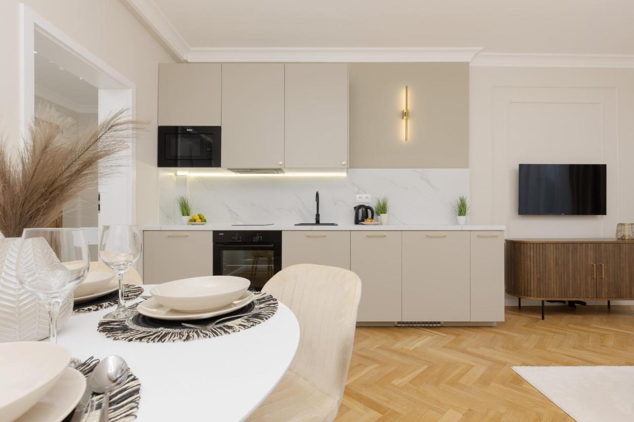 Bright & Elegant By Renters Apartment *