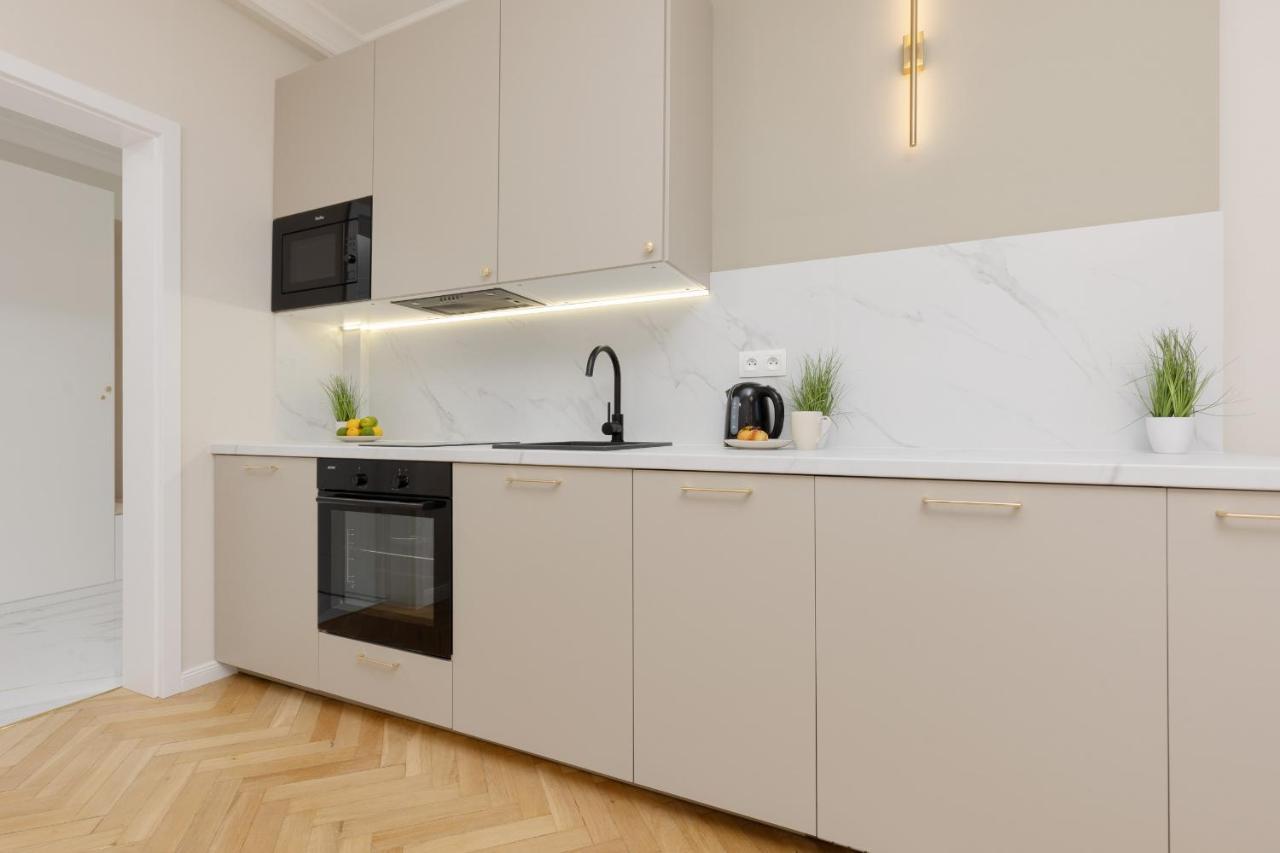 Apartment Bright & Elegant By Renters
