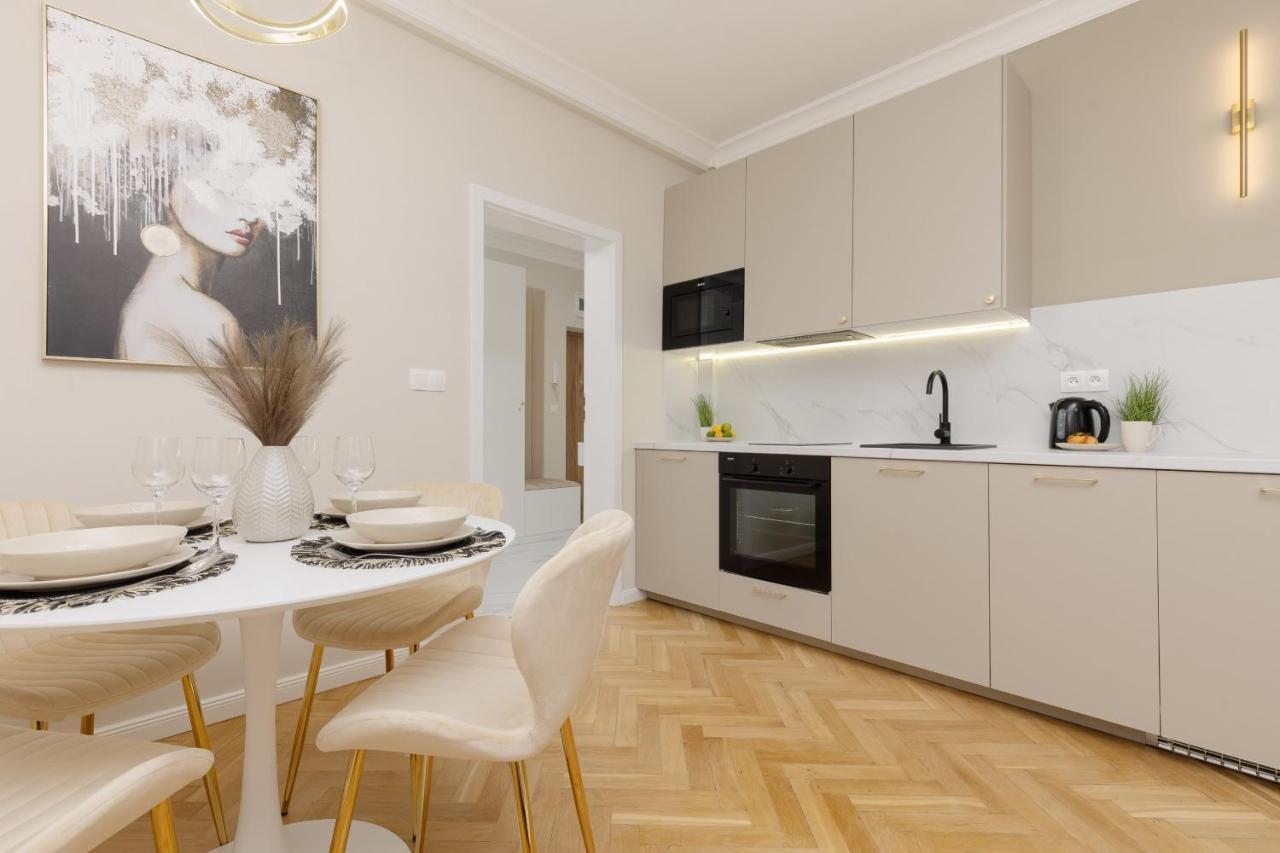 Bright & Elegant By Renters