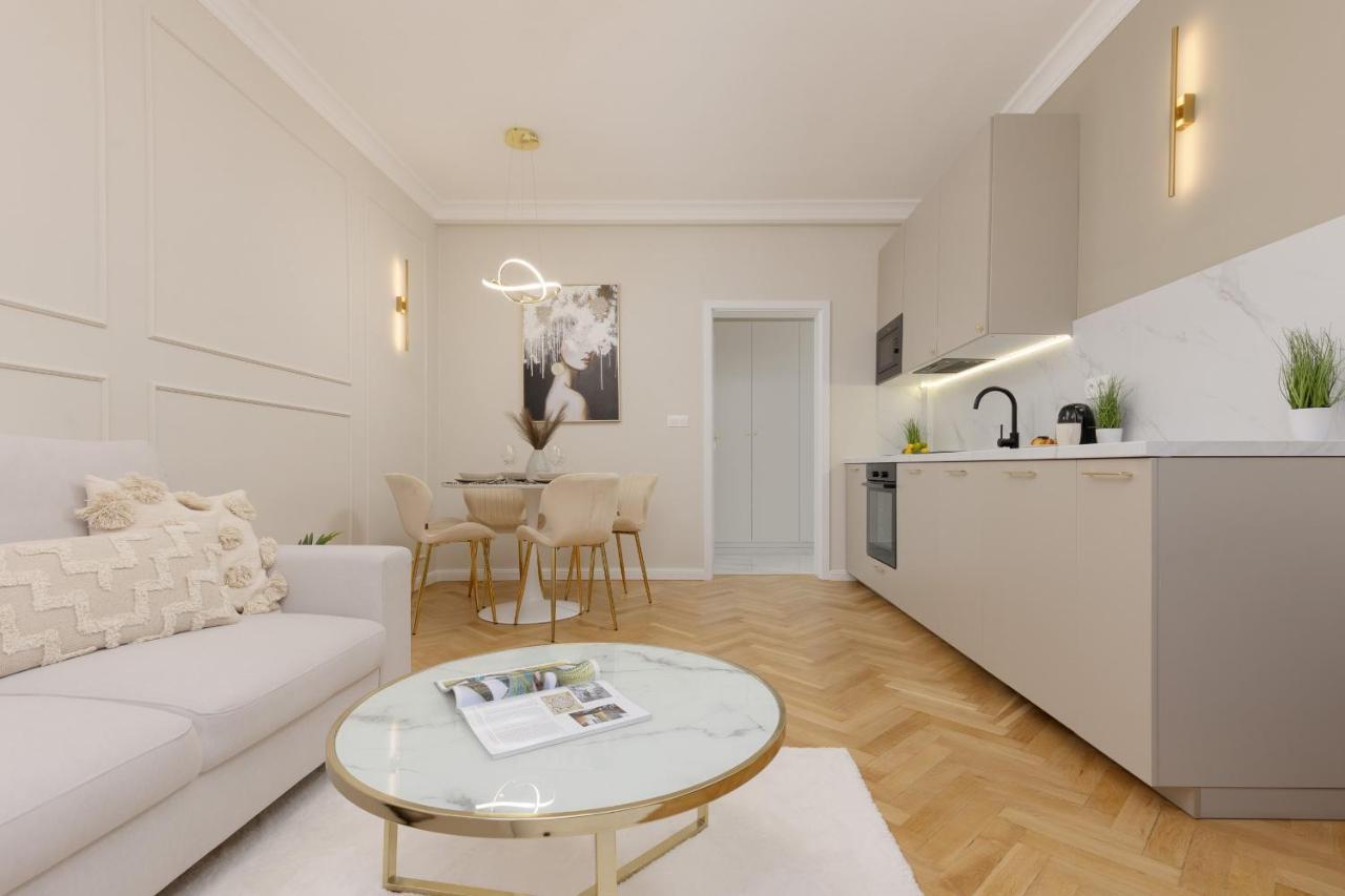 Bright & Elegant By Renters Apartment *